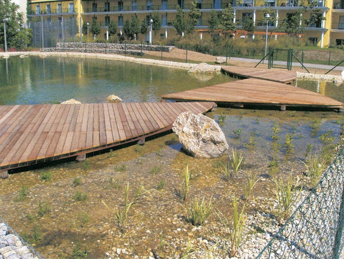 Sonnendeck bei Schwimmteich